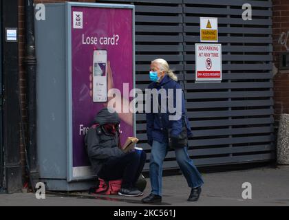 Ein Bettler, der vor einem Geschäft im Zentrum von Dublin gesehen wurde. Am Mittwoch, den 2. Dezember 2020, in Dublin, Irland. (Foto von Artur Widak/NurPhoto) Stockfoto