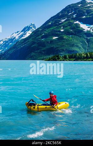 Bootsfahrer in der Nähe des Boggs Visitor Center; Portage Lake; Portage Glacier; Maynard Mountain; Bard Peak; Chugach National Forest; Portage; Alaska; USA Stockfoto