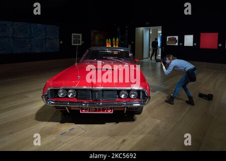 Ein Fotograf nimmt Nahaufnahmen eines Mercury Cougar XR7 Cabriolets aus dem Jahr 1969 auf (est. £100.000 – 150.000), der am 03. Dezember 2020 in der Bonhams New Bond Street in London, England, eine Hauptrolle in dem klassischen Bond-Film „On her Majesty’s Secret Service“ spielte. (Foto von Wiktor Szymanowicz/NurPhoto) Stockfoto