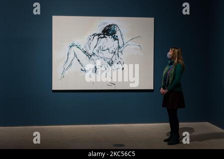 (NUR FÜR REDAKTIONELLE ZWECKE) Ein Mitarbeiter der Galerie sieht ‘You were here like the ground underneath my feet’ (2016) während einer Fotoausstellung für die Ausstellung Tracey Emin / Edvard Munch: The Loneliness of the Soul in der Royal Academy of Arts am 03. Dezember 2020 in London, England. Die Ausstellung zeigt mehr als 25 Werke von Tracey Emin (geb.1963), darunter Gemälde, von denen einige zum ersten Mal zu sehen sein werden, Neons und Skulpturen, sowie 19 sorgfältig ausgewählte Meisterwerke des norwegischen Expressionisten Edvard Munch (1863-1944). (Foto von Wiktor Szymanowicz/NurPhoto) Stockfoto