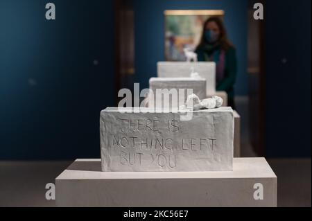 (NUR FÜR REDAKTIONELLE VERWENDUNG) Ein Mitarbeiter der Galerie betrachtet Bronzeskulpturen von Tracey Emin mit ‘There is nothing left but you’ (2013) im Vordergrund während einer Fotoausstellung für den Tracey Emin / Edvard Munch: Die Ausstellung „Einsamkeit der Seele“ in der Royal Academy of Arts am 03. Dezember 2020 in London, England. Die Ausstellung zeigt mehr als 25 Werke von Tracey Emin (geb.1963), darunter Gemälde, von denen einige zum ersten Mal zu sehen sein werden, Neons und Skulpturen, sowie 19 sorgfältig ausgewählte Meisterwerke des norwegischen Expressionisten Edvard Munch (1863-1944). (Foto von WIkt Stockfoto