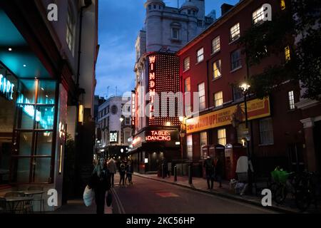 Windmill Soho Nachtclub beleuchtet auf der Great Windmill Street im Herzen von Londons Stadtteil Soho, West End. Stockfoto