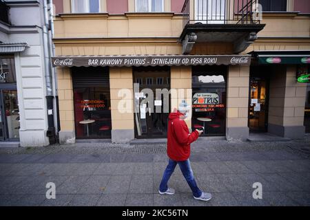 Die Fassade eines geschlossenen Restaurants ist am 3. Dezember 2020 in der Nowy Swiat Straße in Warschau, Polen, zu sehen. Die erzwungene Schließung von Bars und Restaurants aufgrund von COVID-19-Beschränkungen hat in Polens Hauptstadt hart getroffen. In der Nowy Swiat Straße in der Nähe der Altstadt, einem beliebten Touristenhochburg, offenbaren leere Räume und überdachte Fenster die gravierenden wirtschaftlichen Auswirkungen auf den Gastgewerbe. (Foto von Jaap Arriens/NurPhoto) Stockfoto