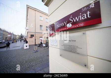 Am 3. Dezember 2020 ist ein Straßenschild in der Nowy Swiat Straße in Warschau, Polen, zu sehen. Die erzwungene Schließung von Bars und Restaurants aufgrund von COVID-19-Beschränkungen hat in Polens Hauptstadt hart getroffen. In der Nowy Swiat Straße in der Nähe der Altstadt, einem beliebten Touristenhochburg, offenbaren leere Räume und überdachte Fenster die gravierenden wirtschaftlichen Auswirkungen auf den Gastgewerbe. (Foto von Jaap Arriens/NurPhoto) Stockfoto