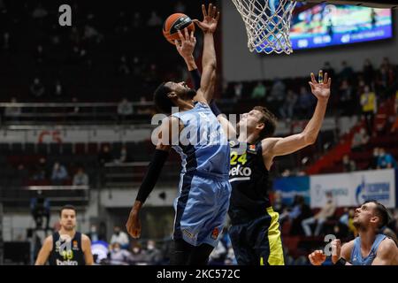 Austin Hollins (C) von Zenit St. Petersburg und Jan Vesely (24) von Fenerbahce in Aktion während des EuroLeague-Basketballspiels zwischen Zenit St. Petersburg und Fenerbahce Beko Istanbul am 3. Dezember 2020 in der Sibur Arena in Sankt Petersburg, Russland. (Foto von Mike Kireev/NurPhoto) Stockfoto