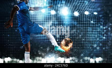 Fußball-Szene bei Nacht mit Player kicken den Ball mit Power Stockfoto