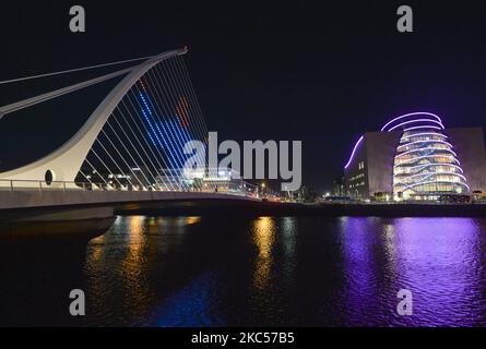 Beleuchtetes Dublins Convention Center und Samuel Beckett Bridge, ein Teil des ‘Winter Lights’ Projekts, animiert mit ‘Keep on Moving’ von Richmond Barracks über 55s Movement Group: Ein maßgeschneiderter vierminütiger Tanz zu den Themen Stärke, Belastbarkeit und Spaß. Vom 1.. Dezember bis zum 1.. Januar werden 17 Orte in der ganzen Stadt mit farbenfrohen Projektionen und Lichtvorführungen verwandelt. Am Donnerstag, den 3. Dezember 2020, in Dublin, Irland. (Foto von Artur Widak/NurPhoto) Stockfoto