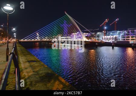 Beleuchtete Dublins Samuel Beckett Bridge, ein Teil des ‘Winter Lights’-Projekts, animiert mit ‘Keep on Moving’ von Richmond Barracks über 55s Bewegungsgruppe: Ein maßgeschneiderter, vierminütiger Tanz rund um die Themen Stärke, Belastbarkeit und Spaß. Vom 1.. Dezember bis zum 1.. Januar werden 17 Orte in der ganzen Stadt mit farbenfrohen Projektionen und Lichtvorführungen verwandelt. Am Donnerstag, den 3. Dezember 2020, in Dublin, Irland. (Foto von Artur Widak/NurPhoto) Stockfoto