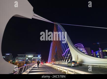 Beleuchtete Dublins Samuel Beckett Bridge, ein Teil des ‘Winter Lights’-Projekts, animiert mit ‘Keep on Moving’ von Richmond Barracks über 55s Bewegungsgruppe: Ein maßgeschneiderter, vierminütiger Tanz rund um die Themen Stärke, Belastbarkeit und Spaß. Vom 1.. Dezember bis zum 1.. Januar werden 17 Orte in der ganzen Stadt mit farbenfrohen Projektionen und Lichtvorführungen verwandelt. Am Donnerstag, den 3. Dezember 2020, in Dublin, Irland. (Foto von Artur Widak/NurPhoto) Stockfoto