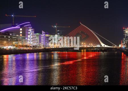 Beleuchtete Dublins Samuel Beckett Bridge, ein Teil des ‘Winter Lights’-Projekts, animiert mit ‘Keep on Moving’ von Richmond Barracks über 55s Bewegungsgruppe: Ein maßgeschneiderter, vierminütiger Tanz rund um die Themen Stärke, Belastbarkeit und Spaß. Vom 1.. Dezember bis zum 1.. Januar werden 17 Orte in der ganzen Stadt mit farbenfrohen Projektionen und Lichtvorführungen verwandelt. Am Donnerstag, den 3. Dezember 2020, in Dublin, Irland. (Foto von Artur Widak/NurPhoto) Stockfoto