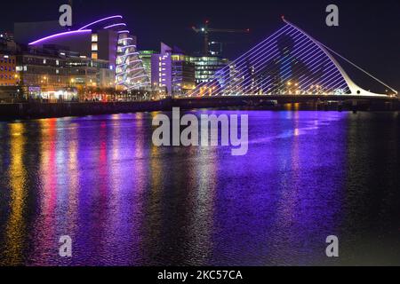 Beleuchtete Dublins Samuel Beckett Bridge, ein Teil des ‘Winter Lights’-Projekts, animiert mit ‘Keep on Moving’ von Richmond Barracks über 55s Bewegungsgruppe: Ein maßgeschneiderter, vierminütiger Tanz rund um die Themen Stärke, Belastbarkeit und Spaß. Vom 1.. Dezember bis zum 1.. Januar werden 17 Orte in der ganzen Stadt mit farbenfrohen Projektionen und Lichtvorführungen verwandelt. Am Donnerstag, den 3. Dezember 2020, in Dublin, Irland. (Foto von Artur Widak/NurPhoto) Stockfoto