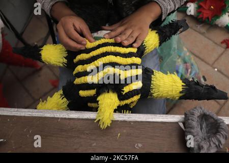 Handwerker aus Acolman, Bundesstaat Mexiko, machen piñatas am Vorabend von posadas und Weihnachten in der Hauptstadt während der gesundheitlichen Notlage aufgrund von COVID-19 auf der Promenade des Xochimilco Sports Center in Mexiko-Stadt. Diese Tradition kam in Mexiko im Jahr 1586 (16.. Jahrhundert), als die Augustiner-Mönche von Acolman de Nezahualcóyotl, im Bundesstaat Mexiko, in der Nähe der archäologischen Zone von Teotihuacán, die Genehmigung von Papst Sixtus V. erhielten, die Massen des Bonus zu feiern, die später die posadas werden sollten. Es war an jenen Messen, die in den Tagen vor Weihnachten Tha stattfanden Stockfoto