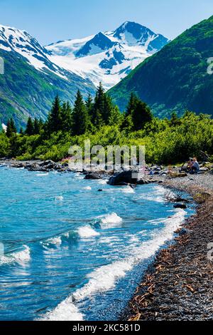 Bootsfahrer in der Nähe des Boggs Visitor Center; Portage Lake; Portage Glacier; Maynard Mountain; Bard Peak; Chugach National Forest; Portage; Alaska; USA Stockfoto