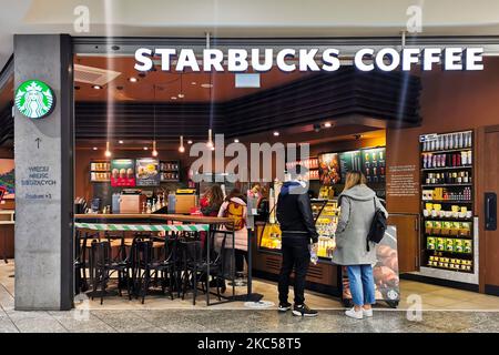 Am 5.. Dezember 2020 befindet sich im Einkaufszentrum der Galerie Krakowska in Krakau, Polen, ein Starbucks Coffee Store. (Foto von Beata Zawrzel/NurPhoto) Stockfoto