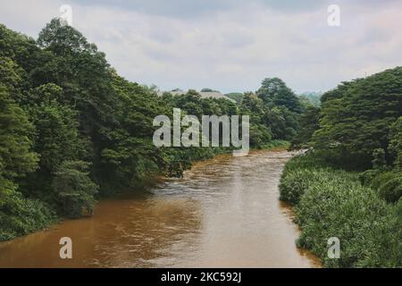 Mahaweli Ganga (Great Sandy River) in der Stadt Kandy, Sri Lanka. Der Mahaweli Fluss ist der längste Fluss in Sri Lanka. (Foto von Creative Touch Imaging Ltd./NurPhoto) Stockfoto