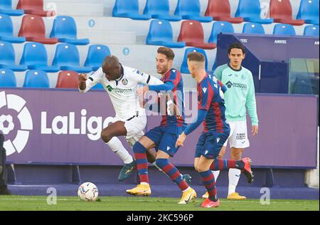 Allan Romeo Nyom von Getafe und Ruben Rochina von Levante während der La Liga Santander mach zwischen Levante und Getafe im Estadio Ciutat de Valencia am 5. Dezember 2020 in Valencia, Spanien (Foto: Maria Jose Segovia/NurPhoto) Stockfoto