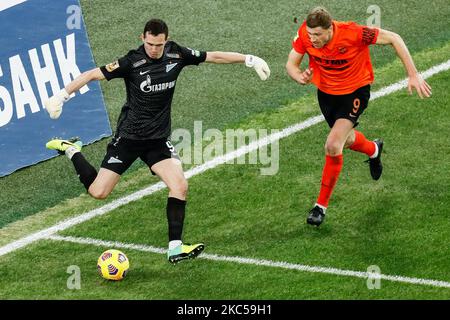Andrey Lunev (L) von Zenit Sankt Petersburg und Pavel Pogrebnyak von Ural wetteifern am 5. Dezember 2020 in der Gazprom Arena in Sankt Petersburg, Russland, um den Ball beim Spiel der russischen Premier League zwischen dem FC Zenit Sankt Petersburg und dem FC Ural Jekaterinburg. (Foto von Mike Kireev/NurPhoto) Stockfoto