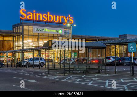 Ein großer Sainsbury's Supermarkt in der Abenddämmerung. Hardwick Road, King's Lynn. Stockfoto