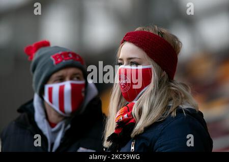 Brentford F.C-Fans auf den Tribünen während des Sky Bet Championship-Spiels zwischen Brentford und Blackburn Rovers im Brentford Community Stadium, Brentford, am Samstag, den 5.. Dezember 2020. (Foto von Juan Gasperini/MI News/NurPhoto) Stockfoto