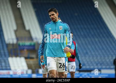 Huddersfield Town Kapitän Christopher Schindler (26) Aufwärmen vor dem Sky Bet Championship-Spiel zwischen Huddersfield Town und Queens Park Rangers im John Smith's Stadium, Huddersfield am Samstag, 5.. Dezember 2020. (Foto von Emily Moorby/MI News/NurPhoto) Stockfoto