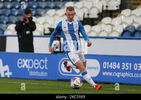 Huddersfield Towns Lewis OBrien (8) hält den Ball während des Sky Bet Championship-Spiels zwischen Huddersfield Town und Queens Park Rangers am Samstag, den 5.. Dezember 2020 im John Smith's Stadium, Huddersfield. (Foto von Emily Moorby/MI News/NurPhoto) Stockfoto