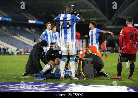 Christopher Schindler wird für eine Verletzung während des Sky Bet Championship-Spiels zwischen Huddersfield Town und Queens Park Rangers am Samstag, dem 5.. Dezember 2020, im John Smith's Stadium in Huddersfield behandelt. (Foto von Emily Moorby/MI News/NurPhoto) Stockfoto