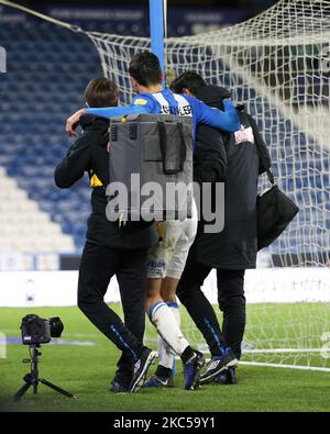 Christopher Schindler wird für eine Verletzung während des Sky Bet Championship-Spiels zwischen Huddersfield Town und Queens Park Rangers am Samstag, dem 5.. Dezember 2020, im John Smith's Stadium in Huddersfield behandelt. (Foto von Emily Moorby/MI News/NurPhoto) Stockfoto