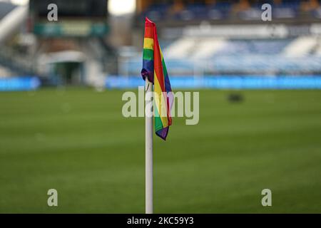 Huddersfield Town präsentiert Pride-Flaggen, um die Unterstützung der Clubs für die LGBTQA+ vor dem Sky Bet Championship-Spiel zwischen Huddersfield Town und Queens Park Rangers am Samstag, dem 5.. Dezember 2020, im John Smith's Stadium in Huddersfield zu zeigen. (Foto von Emily Moorby/MI News/NurPhoto) Stockfoto