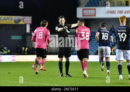 Jason Knight, Darren England während des Sky Bet Championship-Spiels zwischen Millwall und Derby County im The Den am 05. Dezember 2020 in London, England. (Foto von MI News/NurPhoto) Stockfoto