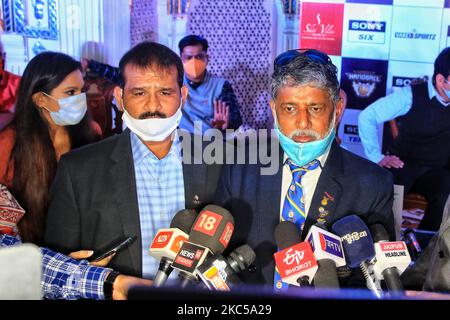 Der Präsident der indischen Handball-Föderation (HFI), Arshanapally, Jagan Mohan Rao (L), und Vizepräsident Anandeshwar Pandey (R), an die Medienperson während der Ankündigung der Premier Handball League in Jaipur, Rajasthan, Indien, am Samstag, den 5. Dezember, 2020. (Foto von Vishal Bhatnagar/NurPhoto) Stockfoto