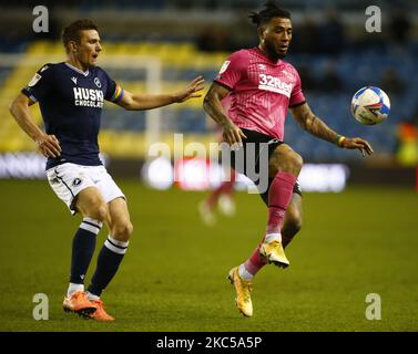 L-R Shaun Hutchinson von Millwall und Colin Kazim-Richards von Derby County während der Sky Bet Championship zwischen Millwall und Derby County im Den Stadium, London am 05.. Dezember 2020 (Foto by Action Foto Sport/NurPhoto) Stockfoto