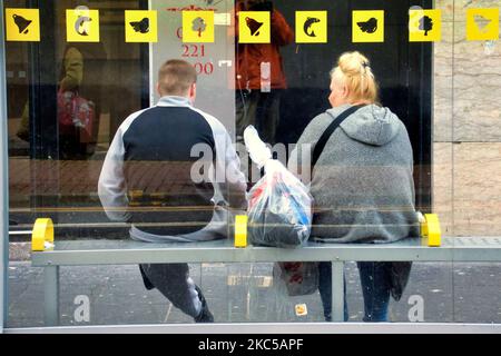 Glasgow, Schottland, Großbritannien 4.. November 2022. Der Mangel an Busfahrern hat zu einer Explosion von Kundenbeschwerden in den sozialen Medien geführt, da Menschen lange Wartezeiten und überfüllte Busse erleben, da Dienste aufgrund eines Mangels an Fahrern gestrichen werden, was zu einer Jagd nach smiler führt, da Busunternehmen Schwierigkeiten haben, Mitarbeiter in dem zu finden, was sich entwickelt Ein Absatzmarkt für Arbeit. Credit Gerard Ferry/Alamy Live News Stockfoto