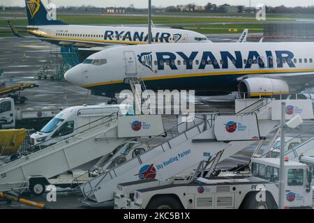 Ryanair-Flugzeuge, die während der Blockierung des Coronavirus-Levels 3 am Flughafen Dublin zu Boden gebracht wurden. Die Pandemie hat sich „entlastend“ auf den Betreiber des Flughafens Dublin ausgewirkt. Die Verluste von DAA beliefen sich Anfang September 2020 auf fast €150 Millionen – so der Vorstandsvorsitzende Dalton Philips. Viele Flughäfen in der EU stehen nun aufgrund des Einbruchs der Passagierzahlen aufgrund der Covid-Pandemie unter starkem finanziellen Druck. Am Samstag, den 05. Dezember 2020, in Dublin Airport, Dublin, Irland. (Foto von Artur Widak/NurPhoto) Stockfoto