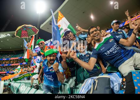 Indische Fans feiern den Sieg ihres Teams während des zweiten Spiels der Twenty20 International Series zwischen Australien und Indien am Sydney Cricket Ground am 06. Dezember 2020 in Sydney, Australien. (Foto von Izhar Khan/NurPhoto) Stockfoto