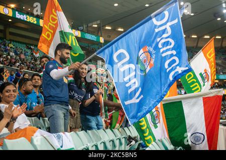 Indische Fans feiern den Sieg ihres Teams während des zweiten Spiels der Twenty20 International Series zwischen Australien und Indien am Sydney Cricket Ground am 06. Dezember 2020 in Sydney, Australien. (Foto von Izhar Khan/NurPhoto) Stockfoto