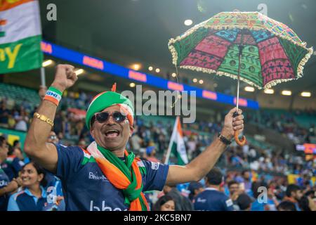 Indische Fans feiern den Sieg ihres Teams während des zweiten Spiels der Twenty20 International Series zwischen Australien und Indien am Sydney Cricket Ground am 06. Dezember 2020 in Sydney, Australien. (Foto von Izhar Khan/NurPhoto) Stockfoto