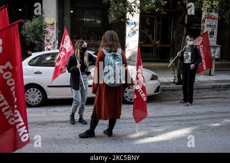 Am 6. Dezember 2019 fand in Athen, Griechenland, in der Nähe von Exarchia, ein Protest zum 12.. Todestag des 15-jährigen Alexis Grigoropoulos statt, der durch Polizeigewehrschüsse getötet wurde, nachdem mehrere Beamte auf eine Gruppe junger Jungen herangegangen und sie angeblich provoziert hatten. (Foto von Nikolas Kokovlis/NurPhoto) Stockfoto