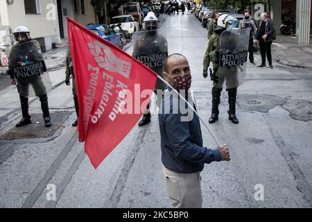 Am 6. Dezember 2019 fand in Athen, Griechenland, in der Nähe von Exarchia, ein Protest zum 12.. Todestag des 15-jährigen Alexis Grigoropoulos statt, der durch Polizeigewehrschüsse getötet wurde, nachdem mehrere Beamte auf eine Gruppe junger Jungen herangegangen und sie angeblich provoziert hatten. (Foto von Nikolas Kokovlis/NurPhoto) Stockfoto