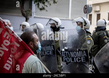 Am 6. Dezember 2019 fand in Athen, Griechenland, in der Nähe von Exarchia, ein Protest zum 12.. Todestag des 15-jährigen Alexis Grigoropoulos statt, der durch Polizeigewehrschüsse getötet wurde, nachdem mehrere Beamte auf eine Gruppe junger Jungen herangegangen und sie angeblich provoziert hatten. (Foto von Nikolas Kokovlis/NurPhoto) Stockfoto