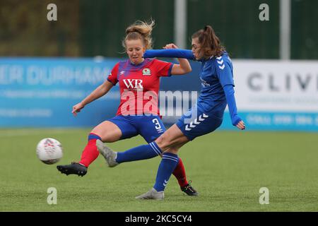 Molly Sharpe von Durham Women in Aktion mit Charlotte Newsham von Blackburn Rovers während des FA Women's Championship Matches zwischen dem Durham Women FC und Blackburn Rovers am Sonntag, 6.. Dezember 2020, im Maiden Castle, Durham City. (Foto von Mark Fletcher/MI News/NurPhoto) Stockfoto