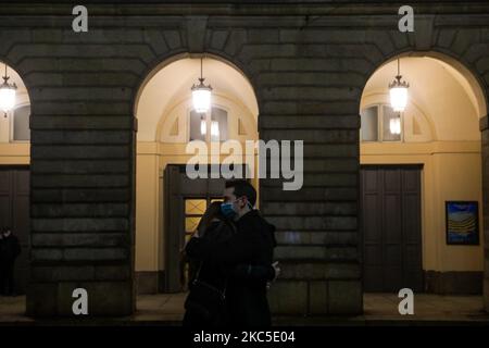 Ein Paar küsst am 07 2020. Dezember vor dem Teatro alla Scala in weihnachtlicher Atmosphäre in Mailand während eines Coronavirus-Notfalls in Mailand, Italien. (Foto von Mairo Cinquetti/NurPhoto) Stockfoto