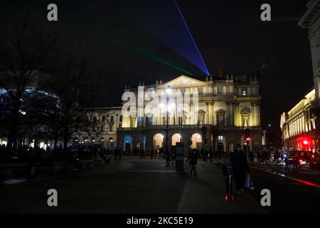 Die blauen, grünen und roten Lichter werden aus dem Dach des Teatro alla Scala in Mailand anlässlich der Premiere, hinter verschlossenen Türen aufgrund des Coronavirus-Notfalls, Mailand, Italien, am 07 2020. Dezember abgefeuert. (Foto von Mairo Cinquetti/NurPhoto) Stockfoto