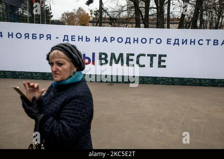 Moskau, Russland. 4.. November 2022 das Banner '4. November ist Tag der Nationalen Einheit. We are together“ wird auf der gastronomischen Messe im Rahmen des patriotischen Festivals „Tag der Nationalen Einheit“ im VDNH-Ausstellungszentrum in Moskau, Russland, gesehen Stockfoto