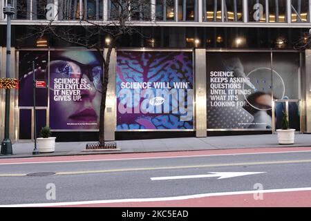 Pfizer Welthauptsitz in New York am 7. Dezember 2020. - Die Pfizer-Aktie stieg vor der Eröffnung des Wall Street-Handels am 9. November 2020 nach der Ankündigung des Unternehmens, dass sein Impfstoff „90 Prozent wirksam“ gegen Covid-19-Infektionen ist. Die Nachrichten jubelten die Märkte weltweit, besonders da die Coronavirus-Fälle immer mehr anschwellen und Millionen von Menschen wieder in die Blockierung zwangen. (Foto von John Nacion/NurPhoto) Stockfoto