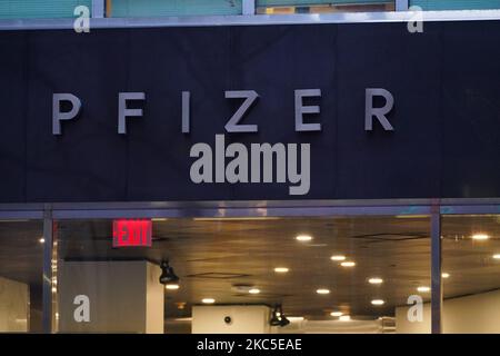 Pfizer Welthauptsitz in New York am 7. Dezember 2020. - Die Pfizer-Aktie stieg vor der Eröffnung des Wall Street-Handels am 9. November 2020 nach der Ankündigung des Unternehmens, dass sein Impfstoff „90 Prozent wirksam“ gegen Covid-19-Infektionen ist. Die Nachrichten jubelten die Märkte weltweit, besonders da die Coronavirus-Fälle immer mehr anschwellen und Millionen von Menschen wieder in die Blockierung zwangen. (Foto von John Nacion/NurPhoto) Stockfoto