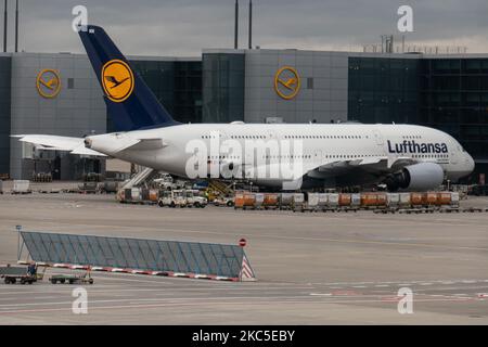 Lufthansa Airbus A380 Doppeldeckerflugzeug wie am Frankfurter Flughafen FRA dockte an den Toren an und wurde mit Passagier- und Frachtgut für einen Langstreckenflug beladen. Das Großkarosserie-Flugzeug A380-800 trägt die Registrierung D-AIMM den Namen Delhi und wird von 4x RR-Triebwerken angetrieben. Die Deutsche Lufthansa AG DLH oder LH ist die größte Airline Deutschlands mit Drehkreuz in Frankfurt, München und den Flughäfen Berlin, ehemalige deutsche Flaggenfluggesellschaft und Gründungsmitglied der Star Alliance Airline Aviation Group. Der weltweite Personenverkehr ging während der Pandemie des Coronavirus Covid-19 zurück, und die Branche war schwerfällig Stockfoto