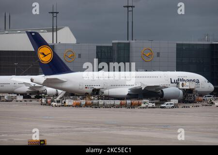 Lufthansa Airbus A380 Doppeldeckerflugzeug wie am Frankfurter Flughafen FRA dockte an den Toren an und wurde mit Passagier- und Frachtgut für einen Langstreckenflug beladen. Das Großkarosserie-Flugzeug A380-800 trägt die Registrierung D-AIMM den Namen Delhi und wird von 4x RR-Triebwerken angetrieben. Die Deutsche Lufthansa AG DLH oder LH ist die größte Airline Deutschlands mit Drehkreuz in Frankfurt, München und den Flughäfen Berlin, ehemalige deutsche Flaggenfluggesellschaft und Gründungsmitglied der Star Alliance Airline Aviation Group. Der weltweite Personenverkehr ging während der Pandemie des Coronavirus Covid-19 zurück, und die Branche war schwerfällig Stockfoto