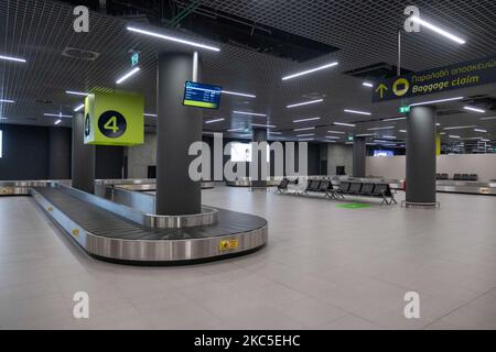 Das Innere des neuen Terminals des internationalen Flughafens Thessaloniki Makedonia SKG LGTS. Der neu errichtete und eröffnete Gepäckbandbereich, die Ankunftshalle des zweiten Terminals, das nach der Privatisierung von Fraport Greece, dem Betreiber des Flughafens, gebaut wurde. Am Gepäckabholbereich werden ankommende Passagiere von Inlandsflügen mit Gesichtsmask aufgrund der Sicherheitsmaßnahmen des Coronavirus gesehen. Der weltweite Personenverkehr ging während der Pandemie des Coronavirus Covid-19 zurück, und die Industrie kämpfte ums Überleben. Im Moment erlaubt die Regierung mit einem NOTAM nur das wesentliche Reisen als Stockfoto
