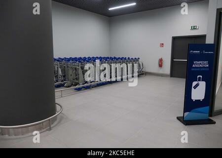 Das Innere des neuen Terminals des internationalen Flughafens Thessaloniki Makedonia SKG LGTS. Der neu errichtete und eröffnete Gepäckbandbereich, die Ankunftshalle des zweiten Terminals, das nach der Privatisierung von Fraport Greece, dem Betreiber des Flughafens, gebaut wurde. Am Gepäckabholbereich werden ankommende Passagiere von Inlandsflügen mit Gesichtsmask aufgrund der Sicherheitsmaßnahmen des Coronavirus gesehen. Der weltweite Personenverkehr ging während der Pandemie des Coronavirus Covid-19 zurück, und die Industrie kämpfte ums Überleben. Im Moment erlaubt die Regierung mit einem NOTAM nur das wesentliche Reisen als Stockfoto