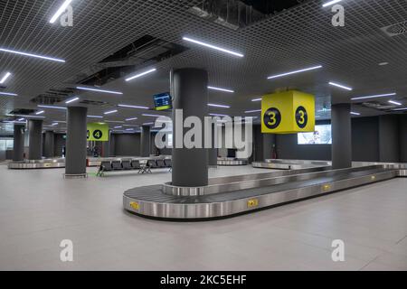 Das Innere des neuen Terminals des internationalen Flughafens Thessaloniki Makedonia SKG LGTS. Der neu errichtete und eröffnete Gepäckbandbereich, die Ankunftshalle des zweiten Terminals, das nach der Privatisierung von Fraport Greece, dem Betreiber des Flughafens, gebaut wurde. Am Gepäckabholbereich werden ankommende Passagiere von Inlandsflügen mit Gesichtsmask aufgrund der Sicherheitsmaßnahmen des Coronavirus gesehen. Der weltweite Personenverkehr ging während der Pandemie des Coronavirus Covid-19 zurück, und die Industrie kämpfte ums Überleben. Im Moment erlaubt die Regierung mit einem NOTAM nur das wesentliche Reisen als Stockfoto